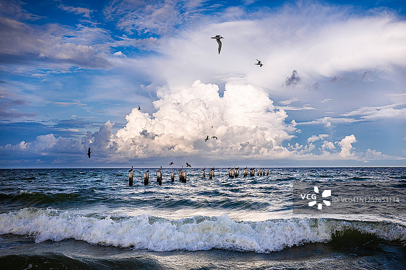 那不勒斯码头桩上的暴风雨图片素材