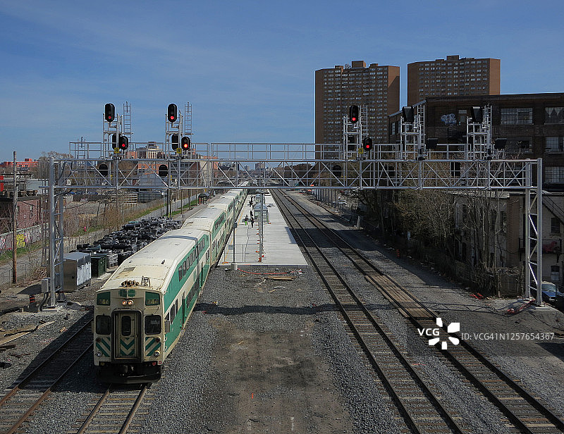 住宅楼附近车站的火车图片素材