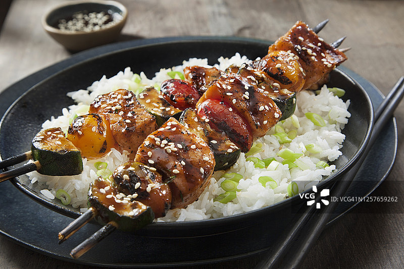照烧三文鱼串配西葫芦、番茄和米饭图片素材
