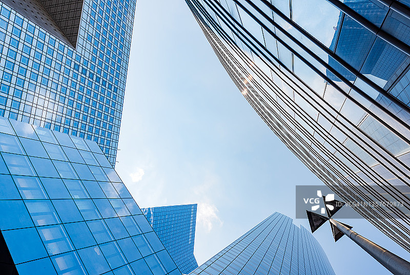 蓝天下的现代玻璃摩天大楼图片素材