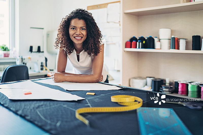 微笑的女裁缝肖像图片素材