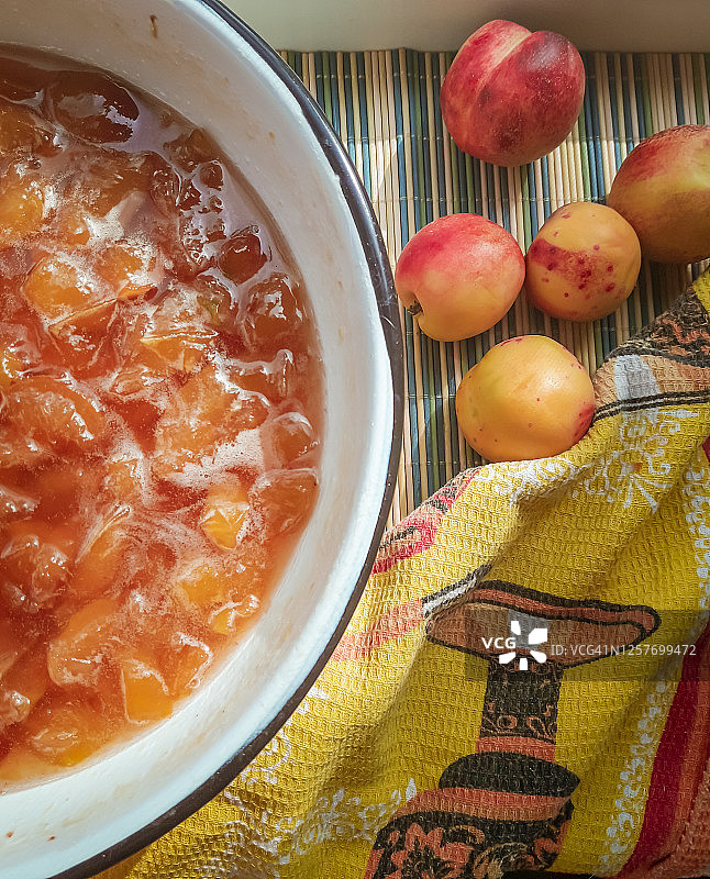 条纹餐巾和桃子上白色碗里的橙子桃子酱图片素材