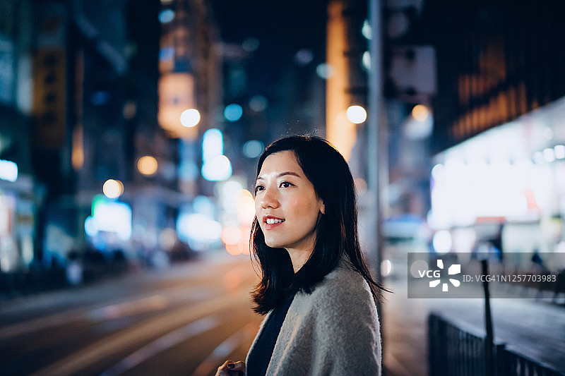 自信亚洲女人夜间城市街头图片素材