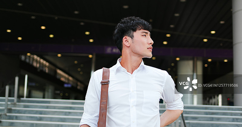 商人走出地铁站图片素材