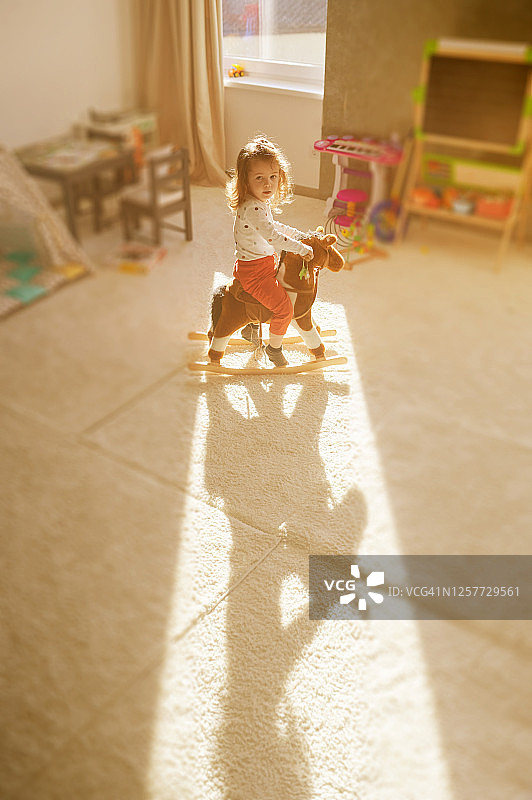 在摇摇马上的女婴图片素材
