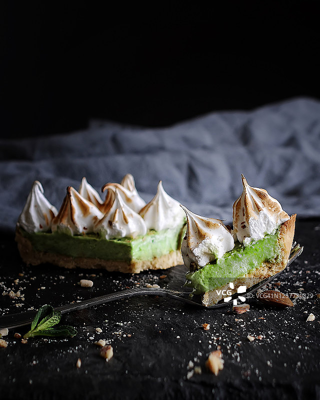 甜点塔美食摄影：奶油蛋白甜饼与坚果图片素材