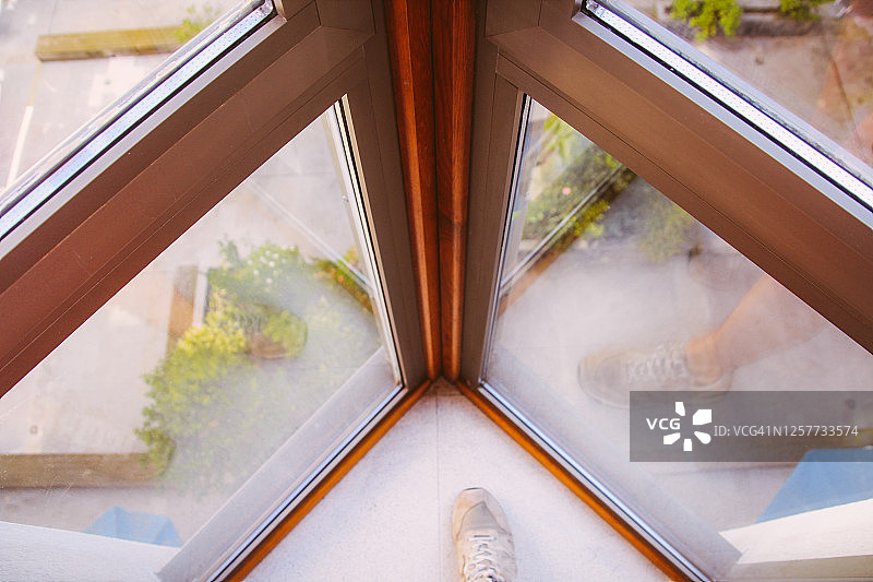 带男人脚的琉璃露台的细节图片素材