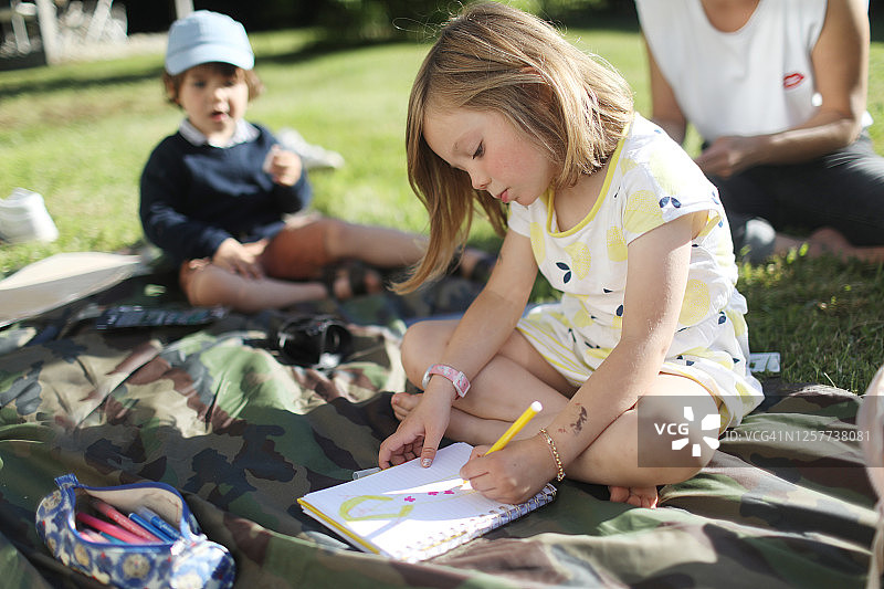 在花园里画画的5岁女孩图片素材