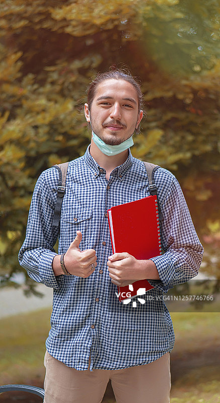 戴口罩在校园里行走的大学生图片素材