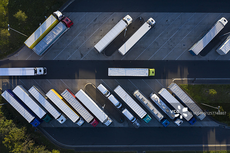 停在高速公路休息区的卡车图片素材