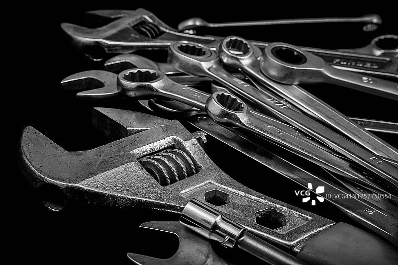 扳手特写彩色黑白工业风工具图片素材