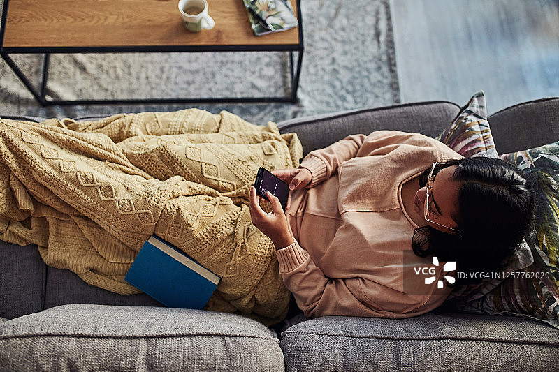 有时候智能手机是最好的陪伴图片素材