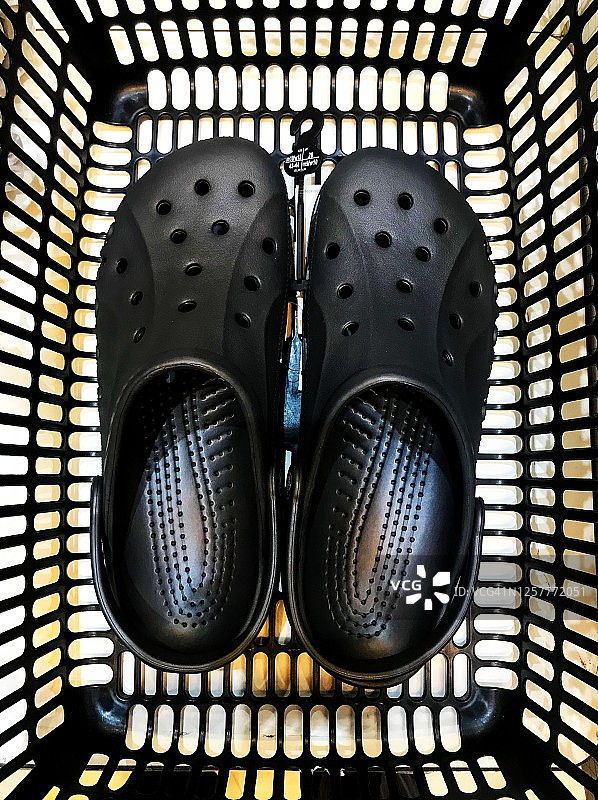 黑色购物车中的男士黑色凉鞋图片素材