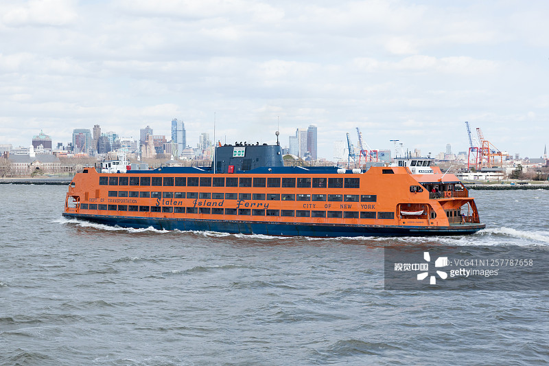 哈德逊河上的斯塔滕岛渡轮图片素材