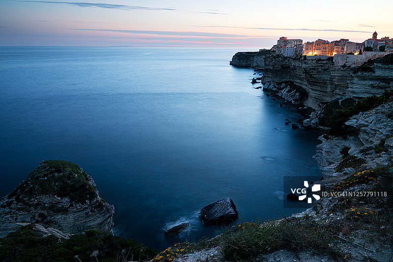 科西嘉岛博尼法乔的夜景（蓝色时刻）图片素材