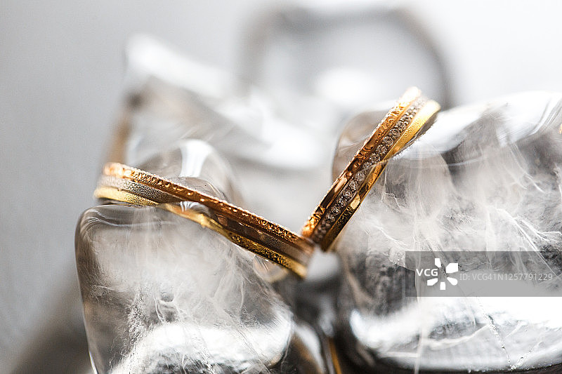 冰块上的金色戒指图片素材