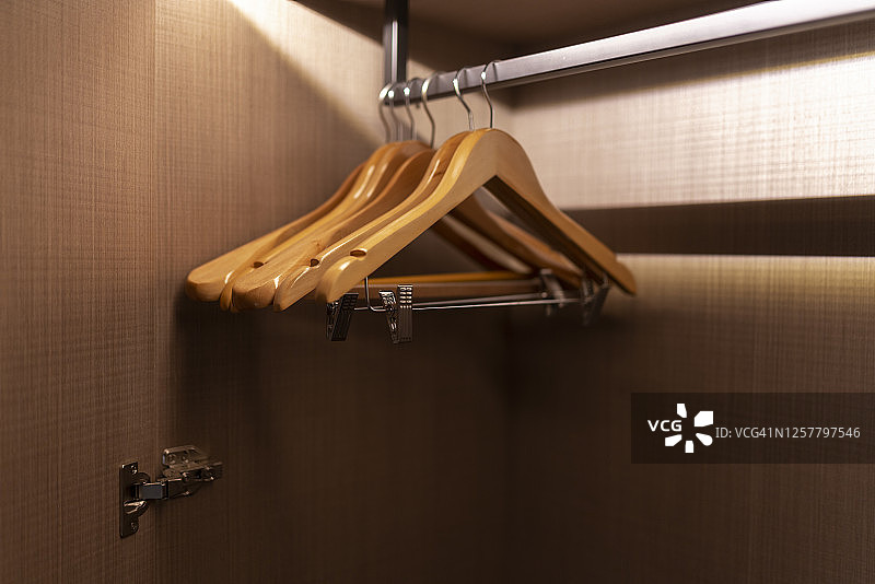 衣柜里的衣架图片素材