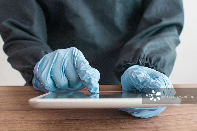 年轻医护人员在办公桌上使用平板电脑的截面图图片素材