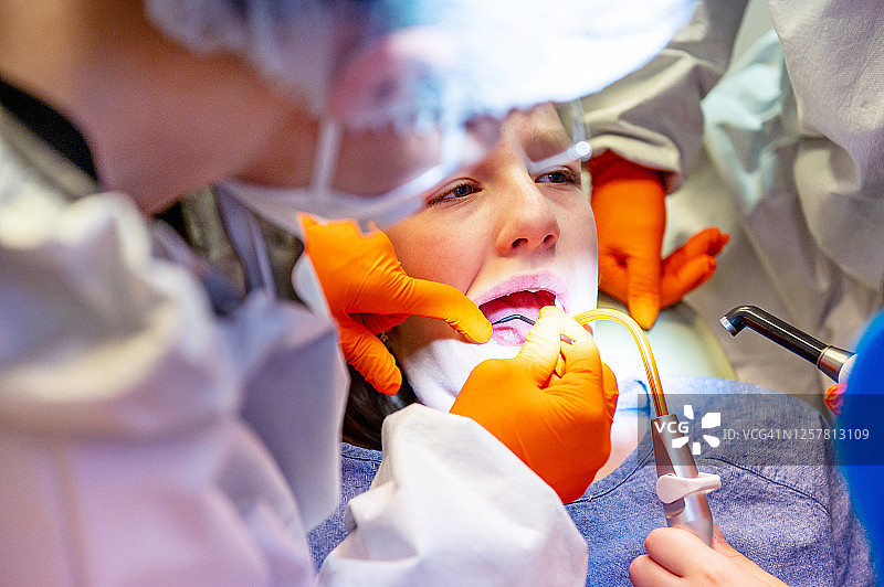 女孩接受牙科护理图片素材