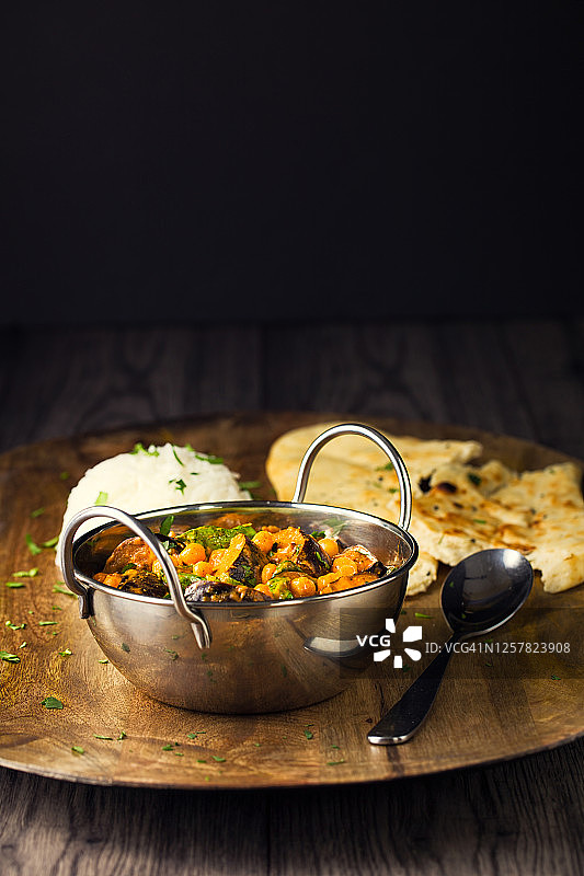 健康纯素蒂卡玛沙拉配印度香米饭和馕图片素材