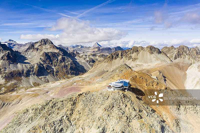 瑞士奈尔峰和缆车鸟瞰图片素材