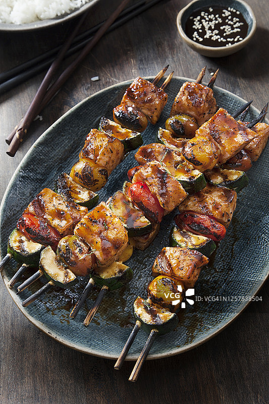 照烧三文鱼串配西葫芦、番茄和米饭图片素材