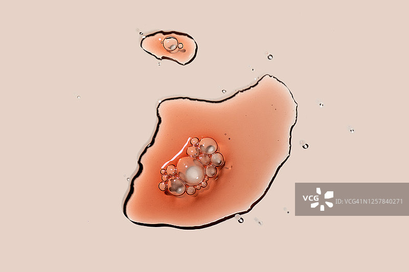 米色背景上的透明液体凝胶图片素材