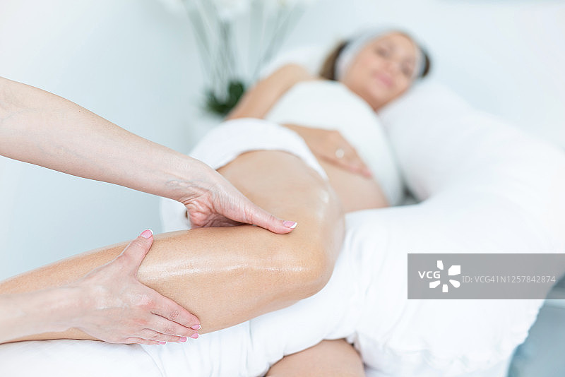 孕妇享受腿部按摩图片素材