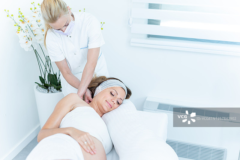 孕妇接受身体按摩图片素材