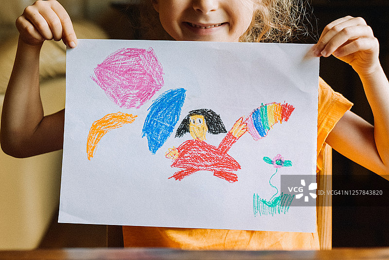 小女孩展示她的画作图片素材