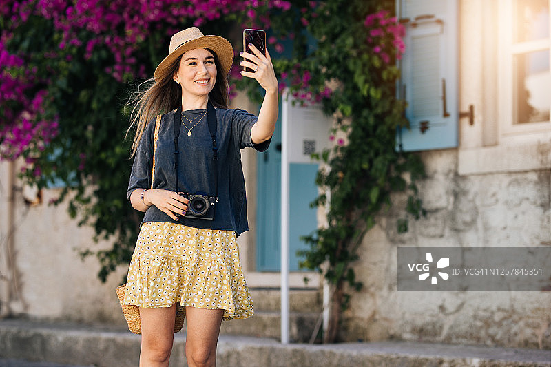 在城市里自拍的年轻女子图片素材