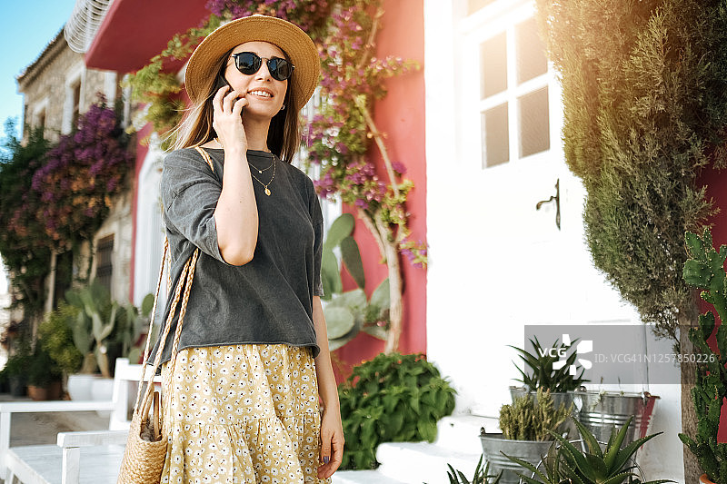 在城市里自拍的年轻女子图片素材