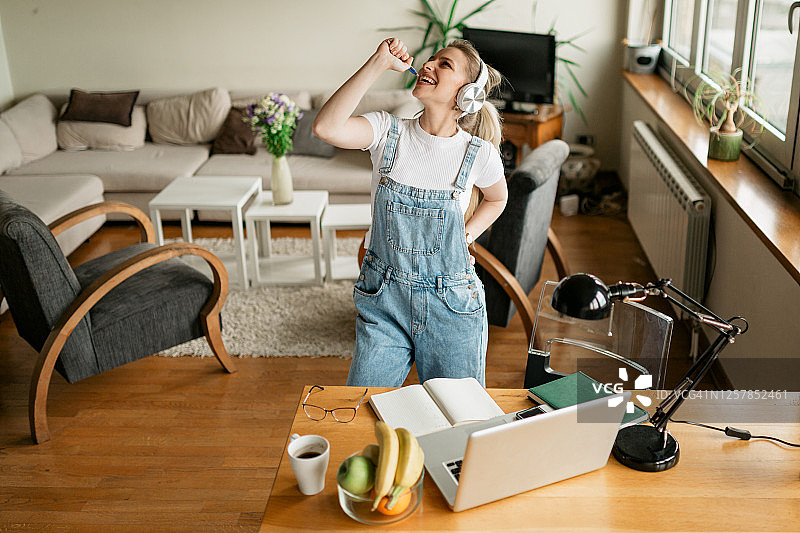 在家唱歌的快乐年轻白人女性图片素材