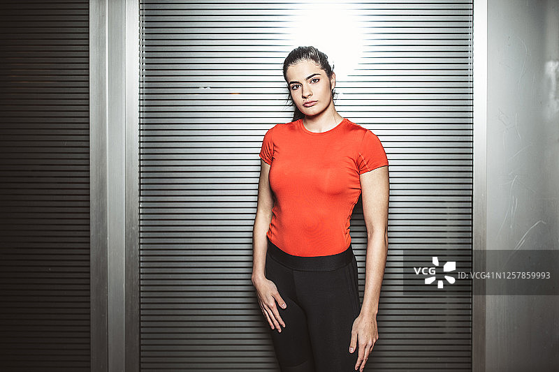 户外摆姿势的运动装女跑者图片素材