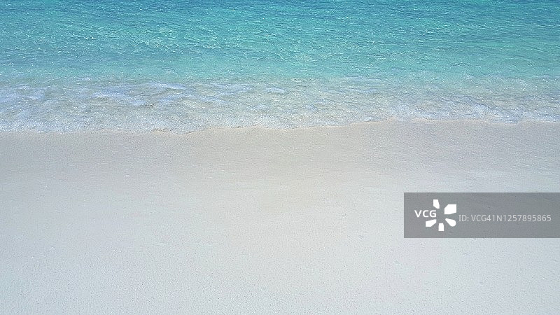 白色沙滩上的柔和波浪图片素材