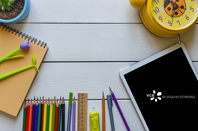开学季概念：白色木质背景上的学校办公用品图片素材