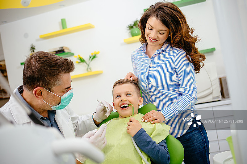 在牙医诊所进行常规检查的小男孩图片素材