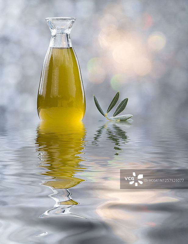 倒映在水面上的橄榄油瓶图片素材