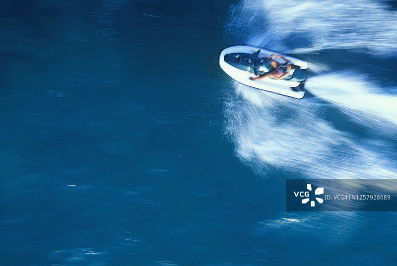 高速行驶的水上摩托车图片素材