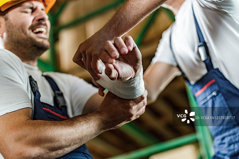 注意工作场所的身体损伤！图片素材