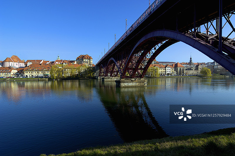 斯洛文尼亚德拉瓦河上的马里博尔古桥图片素材