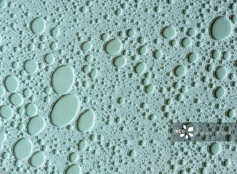 浅绿色背景上的肥皂泡纹理特写图片素材
