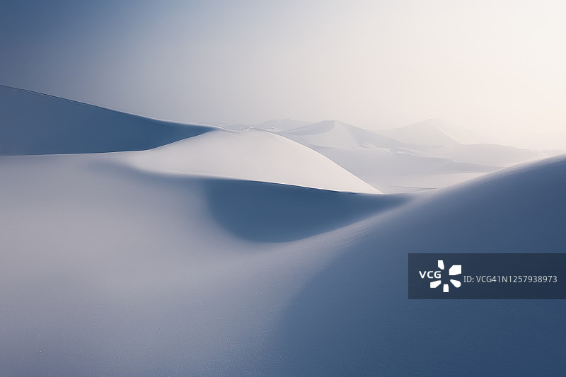 白雪覆盖的沙漠沙丘图片素材