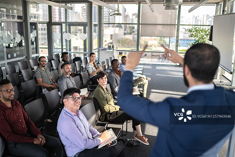 商人向团队做演示图片素材