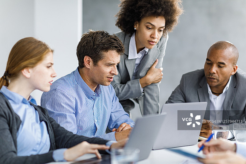 在办公室使用电脑工作的商务团队图片素材