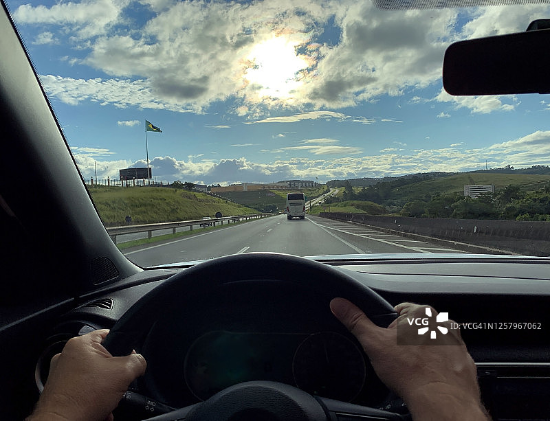 高速公路上驾驶员的视角图片素材