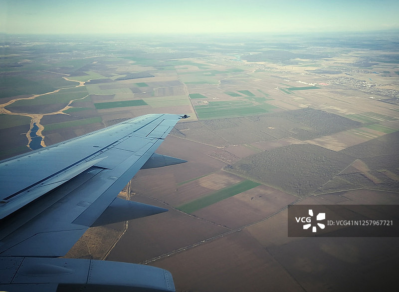 从飞机内看到的飞机机翼图片素材