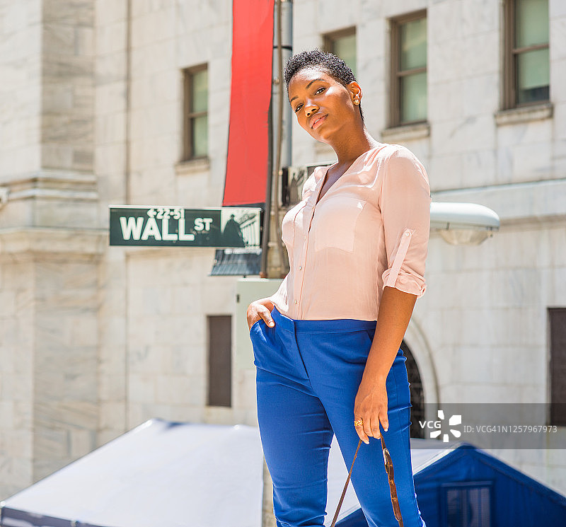 在纽约旅行的年轻非裔美国女子图片素材