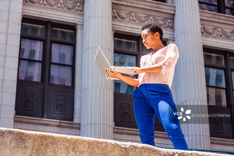 年轻的非洲裔女人在纽约旅行工作图片素材