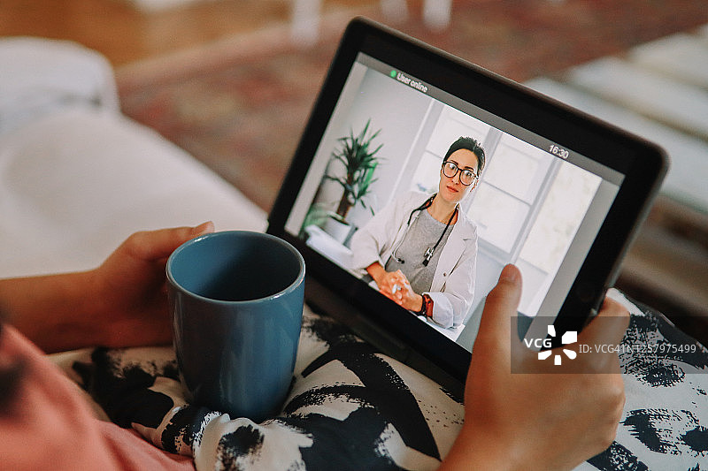 女人与医生进行在线远程医疗讨论图片素材